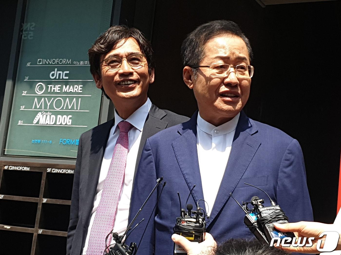 본문 이미지 - 진보 보수 상징적 인물 중 한명인 유시민 노무현재단 이사장(왼쪽)과 홍준표 전 자유한국당 대표가 2019년 6월 3일 유튜브 토론 '홍카레오(홍카콜라+알릴레오)' 녹화를 위한 서울 강남구의 한 스튜디오 앞에서 취재진의 질문에 답하고 있다. 2019.6.3/뉴스1 ⓒ News1 DB