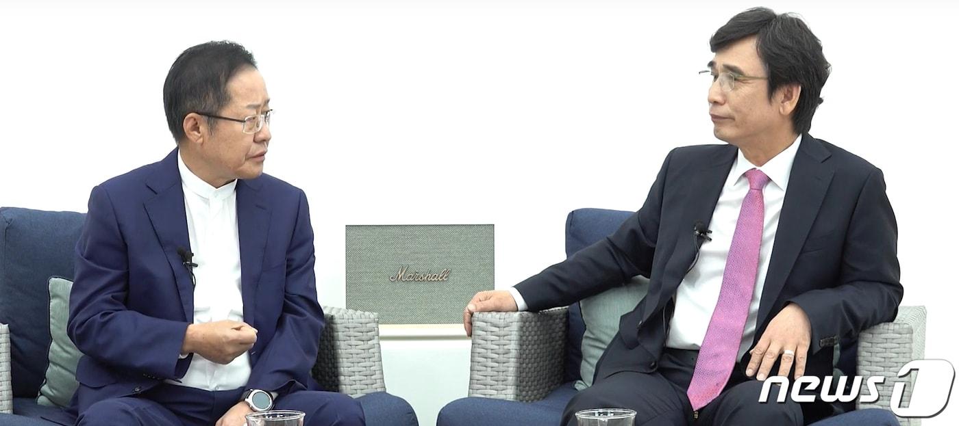 유시민 노무현재단 이사장(오른쪽)과 홍준표 전 자유한국당 대표2019.6.3/뉴스1