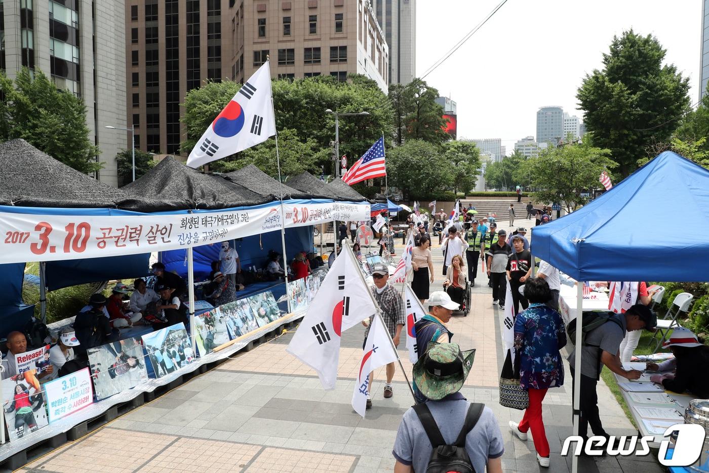 본문 이미지 - 도널드 트럼프 미국 대통령이 방한한 30일 오전 서울 청계광장에서 우리공화당(구 대한애국당)당원들이 천막을 치고 농성을 벌이고 있다. 2019.6.30/뉴스1 ⓒ News1 황기선 기자