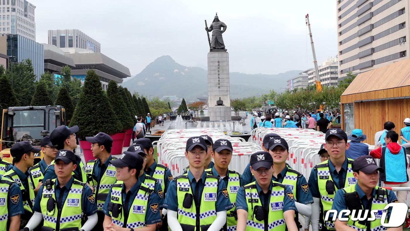 본문 이미지 - 30일 오후 서울 광화문 광장에 개당 100만원 가량의 대형 화분이 3m 간격으로 설치되고 있다. 이날 작업에는 서울시 500명, 경찰 1,200명, 소방차 2대, 구급대 2대 등이 동원됐다. 2019.6.30/뉴스1 ⓒ News1 박정호 기자