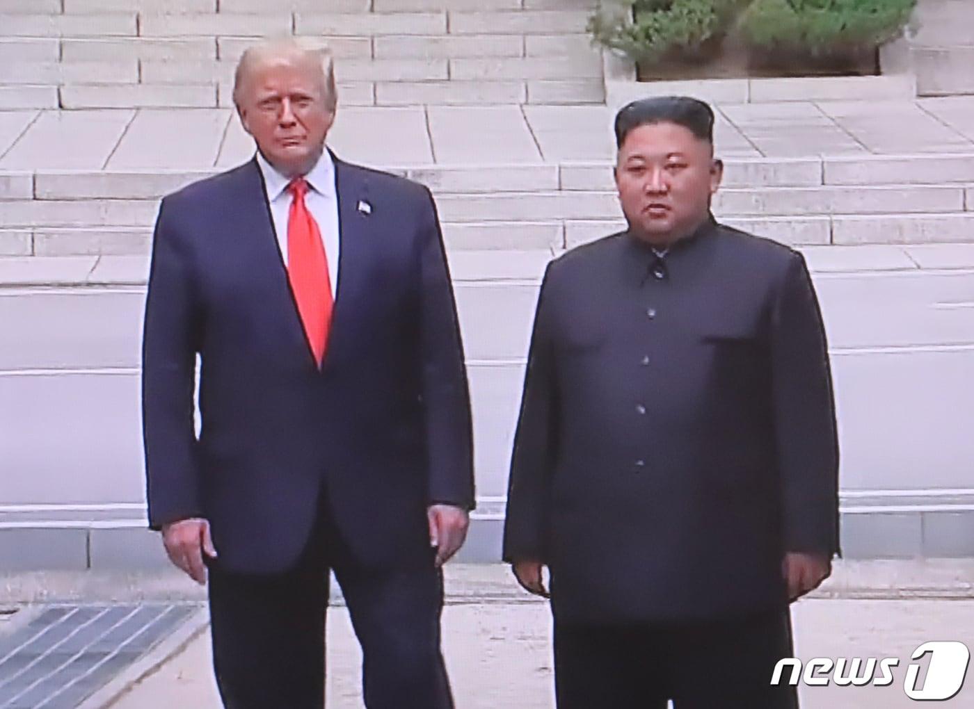 본문 이미지 - 도널드 트럼프 미국 대통령과 김정은 북한 국무위원장이 30일 오후 판문점에서 회동을 하고 있다. (YTN 화면) 2019.6.30/뉴스1