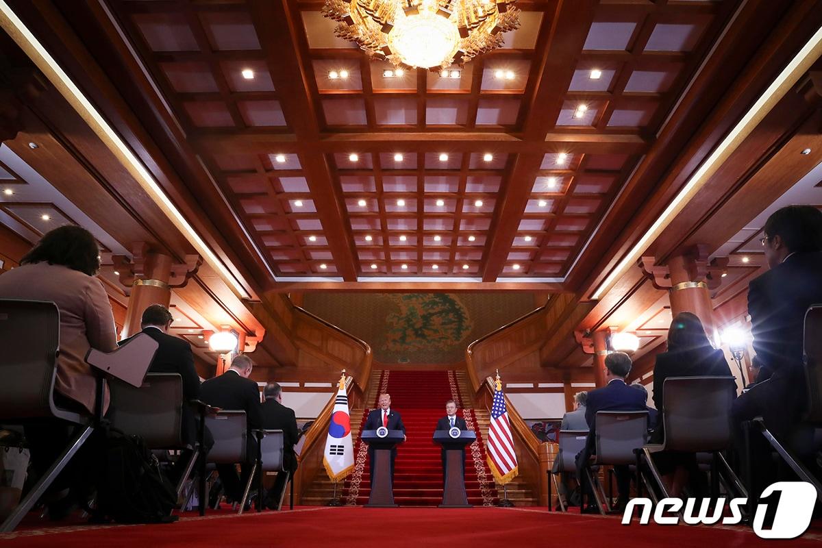 본문 이미지 - 문재인 대통령과 트럼프 미국 대통령이 30일 오후 청와대에서 공동기자회견을 하고 있다. (청와대) 2019.6.30/뉴스1