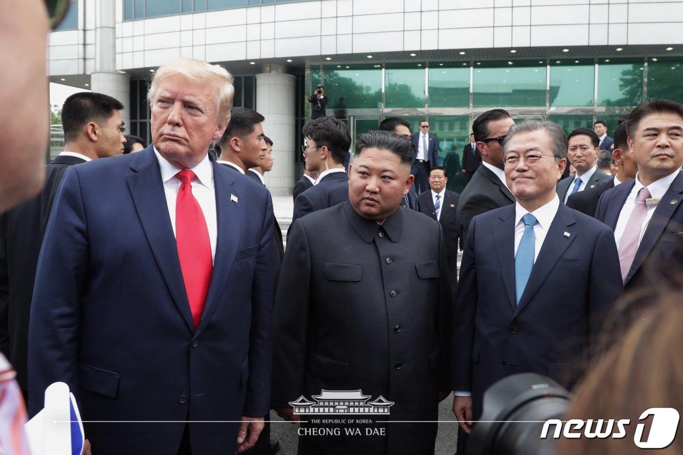 본문 이미지 - 문재인 대통령과 도널드 트럼프 미국 대통령 김정은 북한 국무위원장을 만나고 있다.(청와대 페이스북) 2019.6.30 ⓒ 뉴스1