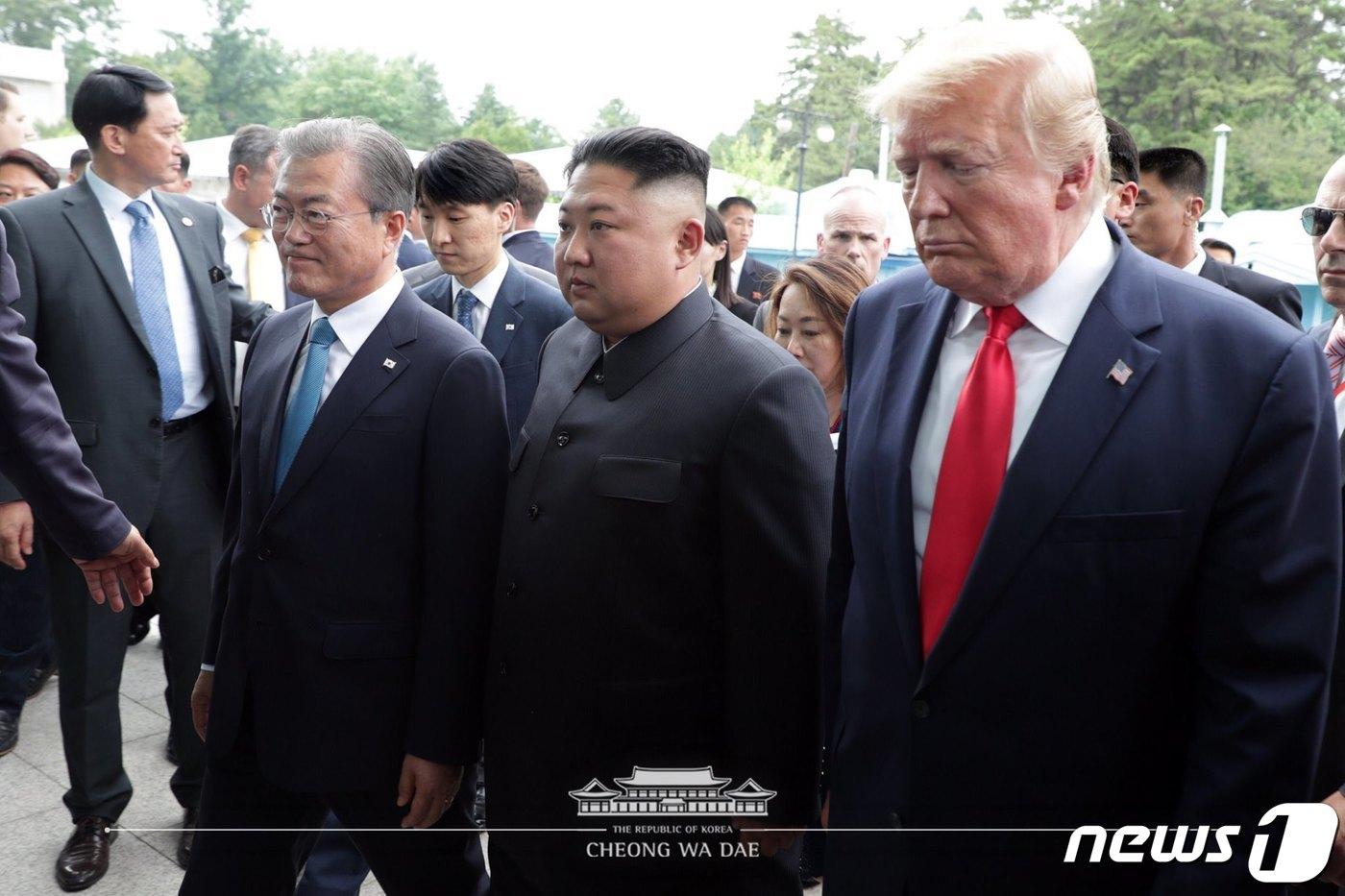 본문 이미지 - 문재인 전 대통령과 김정은 북한 노동당 총비서, 도널드 트럼프 전 미국 대통령.(청와대 페이스북) 2019.6.30/뉴스1