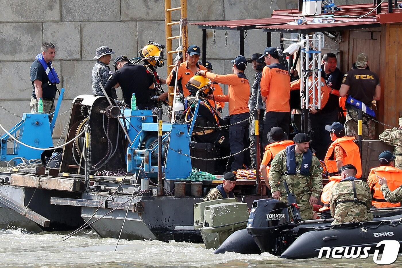헝가리 부다페스트 다뉴브강 유람선 침몰사고 엿새째인 3일 오후(현지시간) 다뉴브강 머르기트 다리 인근 사고 현장에서 정부합동신속대응팀 잠수사가 수중수색을 준비하고 있다. 2019.6.4/뉴스1 ⓒ News1 구윤성 기자