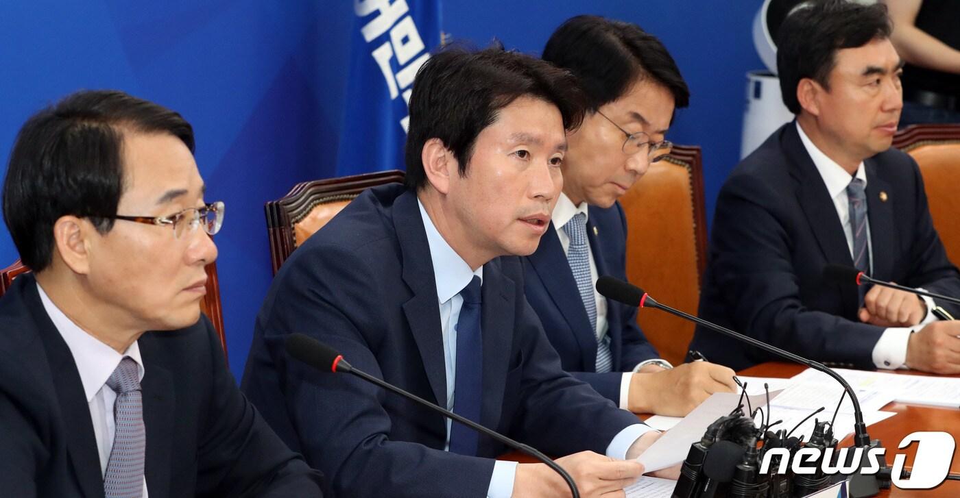 본문 이미지 - 이인영 더불어민주당 원내대표가 4일 서울 여의도 국회에서 열린 원내대책회의에서 발언하고 있다. 이인영 자유한국당 원내대표는 '자유한국당의 또다른 이름은 민생포기정당'이라며, '자유한국당은 민생은 말뿐이고 막말퍼레이드 뿐'이라고 말했다.2019.6.4/뉴스1 ⓒ News1 이종덕 기자