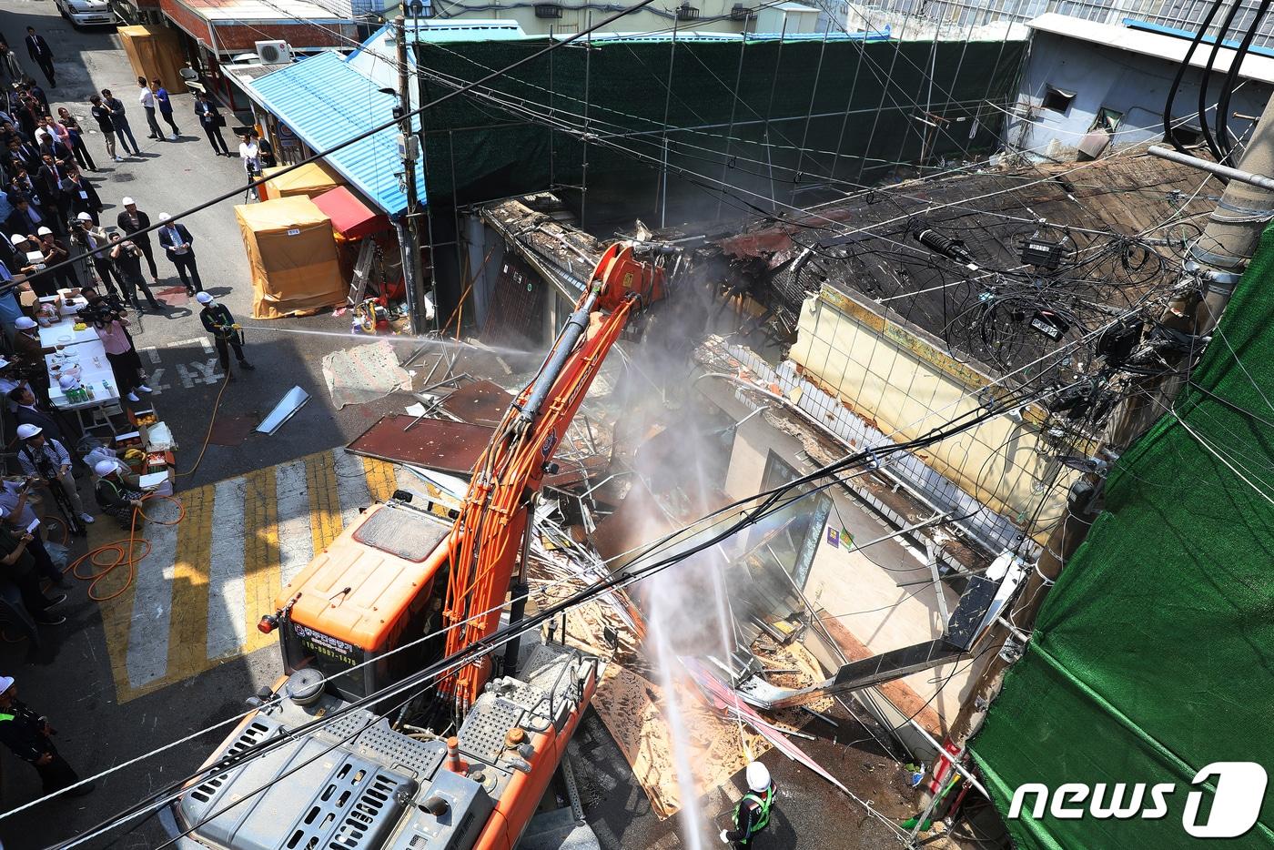 본문 이미지 - 지적장애 여성 3명을 경기 파주시 용주골 집창촌으로 넘겨 장기간 성매매 피해에 시달리게 한 혐의로 인신매매범 등 20여명이 입건됐다. 대구 중구 도원동 주변의 성매매 집결지 속칭 ‘자갈마당’ 철거모습 (사진은 이 기사와 관련 없음) 2019.6.4/뉴스1 ⓒ News1 