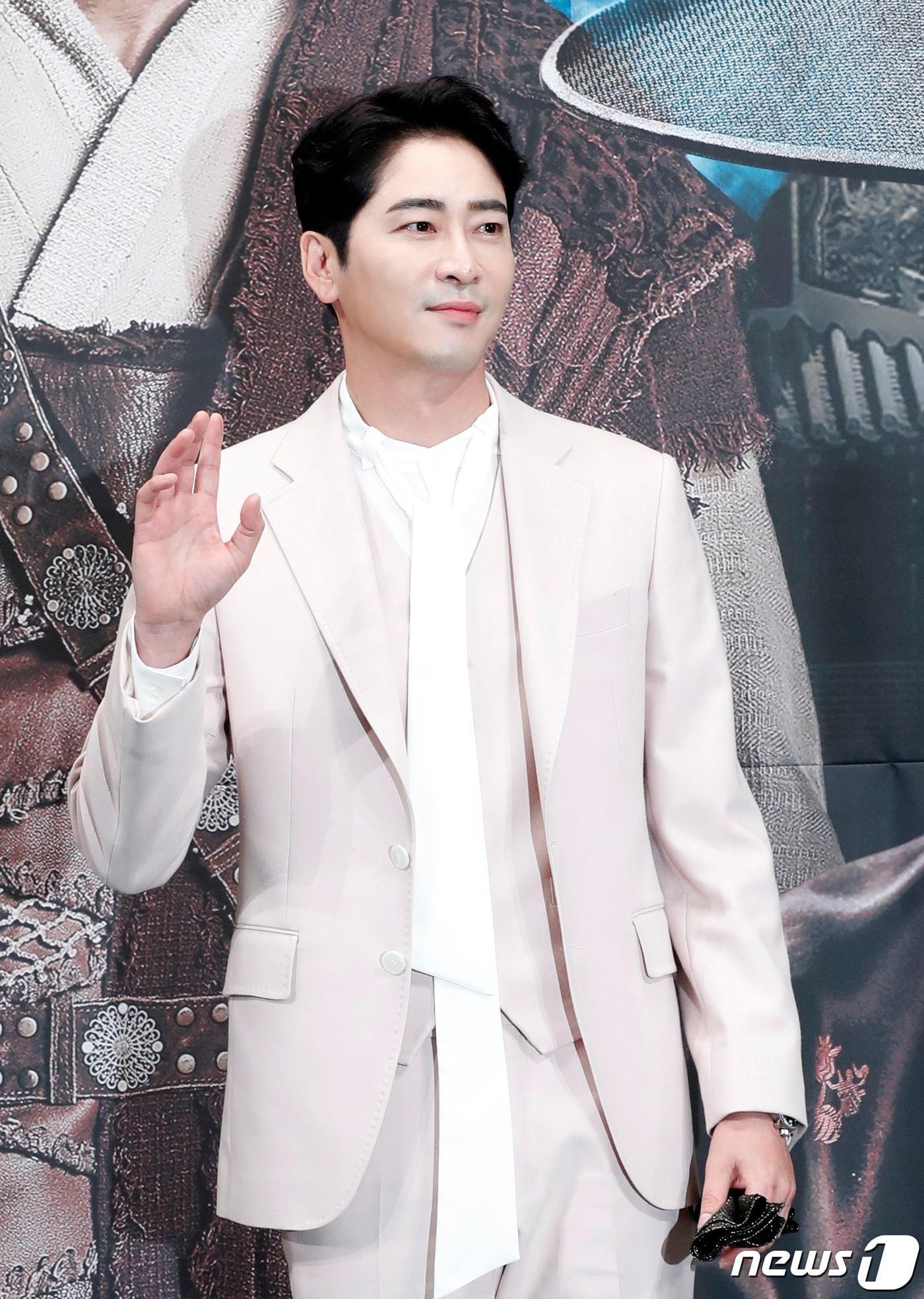 본문 이미지 - 배우 강지환이 지난 6월4일 오후 서울 강남구 임피리얼팰리스호텔에서 열린 TV CHOSUN 특별기획드라마 ‘조선생존기’ 제작발표회에 참석해 포즈를 취하고 있다. ‘2019.6.4/뉴스1 ⓒ News1 권현진 기자