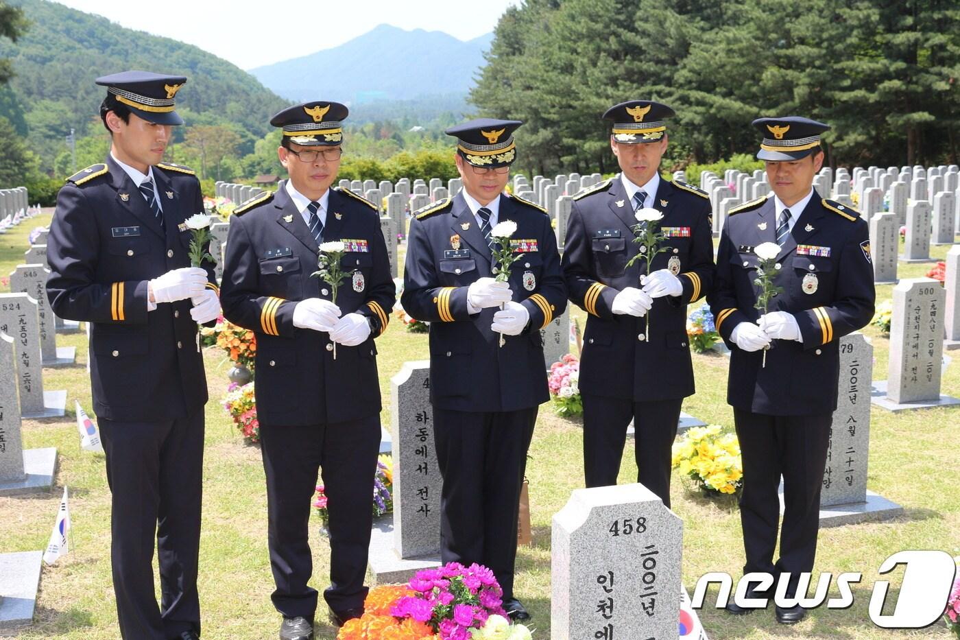 본문 이미지 - 경기남부지방경찰청이 4일 호국보훈의 달을 맞아 대전 국립현충원에서 선배 경찰관들을 기리기 위한 참배행사를 가졌다.(경기남부지방경찰청 제공)ⓒ 뉴스1