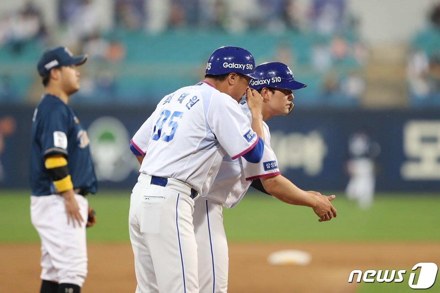 4일 대구삼성라이온즈파크에서 열린 프로야구 '2019 신한은행 마이카 KBO리그' NC 다이노스와 삼성 라이온즈의 경기 5회말 1사 3루 상황, 삼성 1번타자 김상수가 중견수 방면 3루타를 날린 뒤 최태원 3루코치의 작전지시를 듣고 있다. 2019.6.4/뉴스1 ⓒ News1 공정식 기자