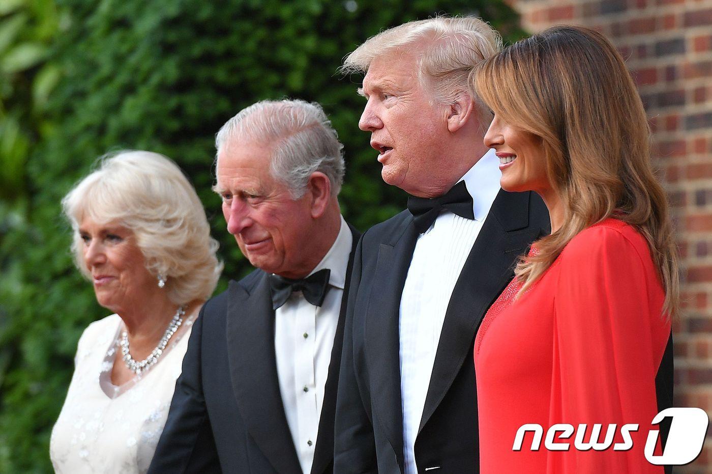 도널드 트럼프 미국 대통령과 부인 멜라니아 여사가 4일&#40;현지시간&#41; 런던 리젠트 파크 근처 미국 대사관저인 윈필드 하우스에서 주최한 만찬에 도착한 찰스 왕세자와 카밀라 왕세자빈과 포즈를 취하고 있다. 이날 만찬은 엘리자베스 2세 영국 여왕이 전날 트럼프 대통령을 위해 버킹엄궁에서 열었던 국빈만찬의 답례 차원에서 마련됐다. ⓒ AFP=뉴스1 ⓒ News1 우동명 기자