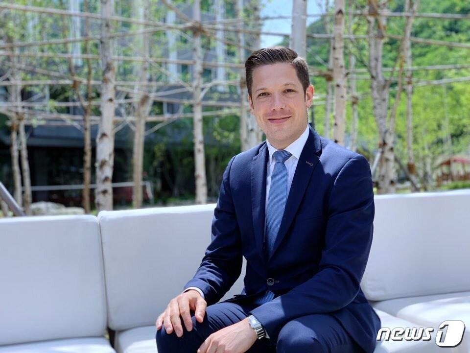 본문 이미지 - 세바스찬 피쉬으더 파크로쉬 총지배인ⓒ 뉴스1