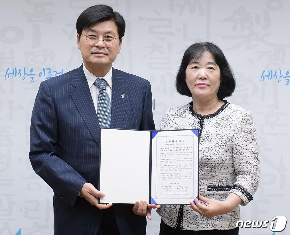 본문 이미지 - 이춘희(왼쪽) 세종시장이 5일 시청 접견실에서 김숙희 뉴바이오 대표와 301억 원 규모의 투자협약을 체결했다.(세종시청 제공) /ⓒ 뉴스1