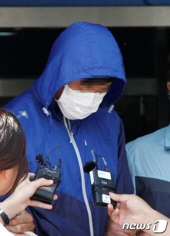 본문 이미지 - 전남 순천경찰서는 순천의 한 아파트에서 회사 선배의 약혼녀를 성폭행하고 살해한 혐의로 구속된 A씨(36)를 지난 5일 오후 광주지검 순천지청으로 송치했다. /뉴스1 ⓒ News1 지정운 기자