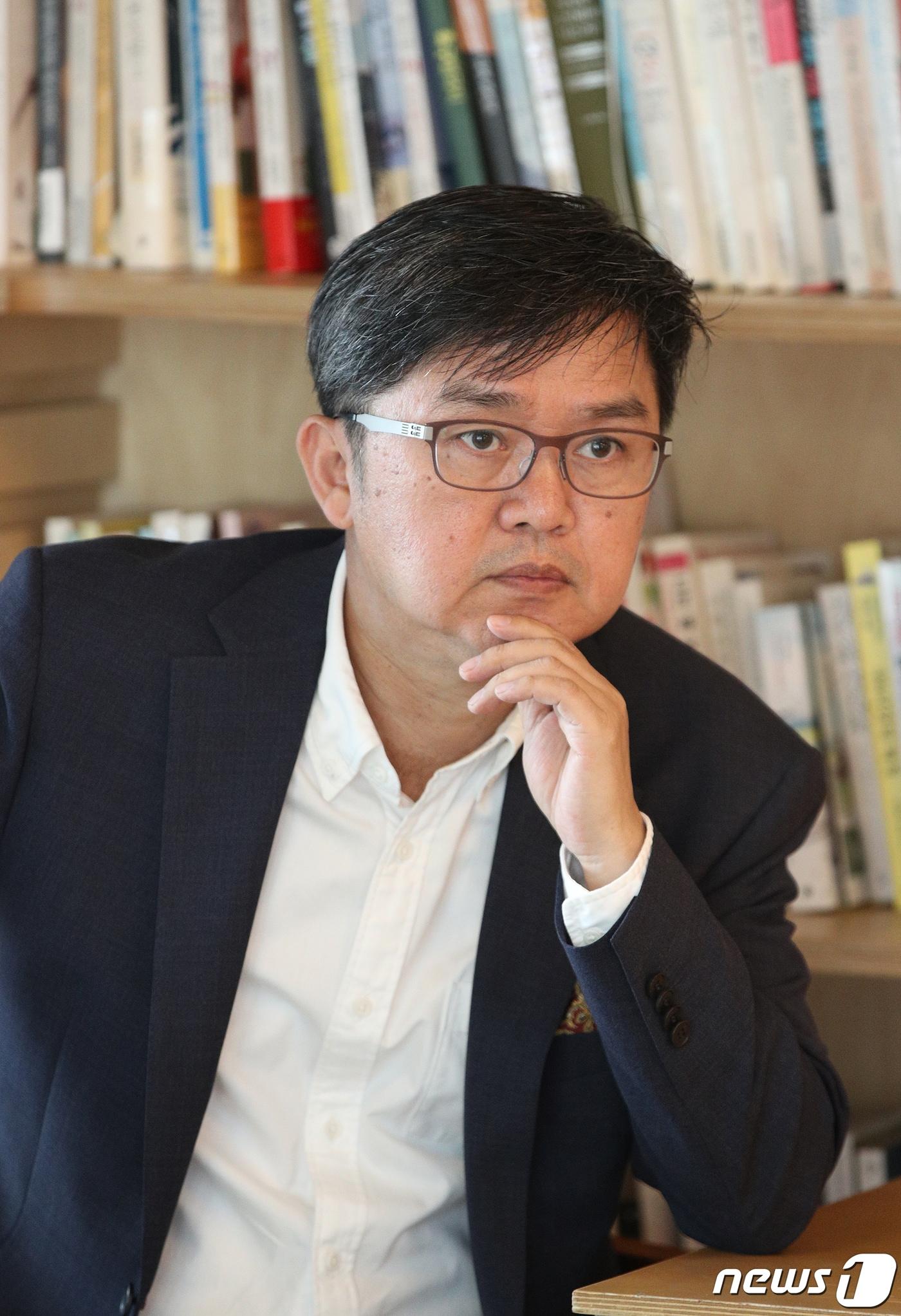 본문 이미지 - ‘도쿄가 사랑한 천재들’을 발간한 조성관 작가가 지난 5일 오후 서울 광화문의 한 카페에서 뉴스1과 인터뷰를 하고 있다. 2019.6.5/뉴스1 ⓒ News1 신웅수 기자