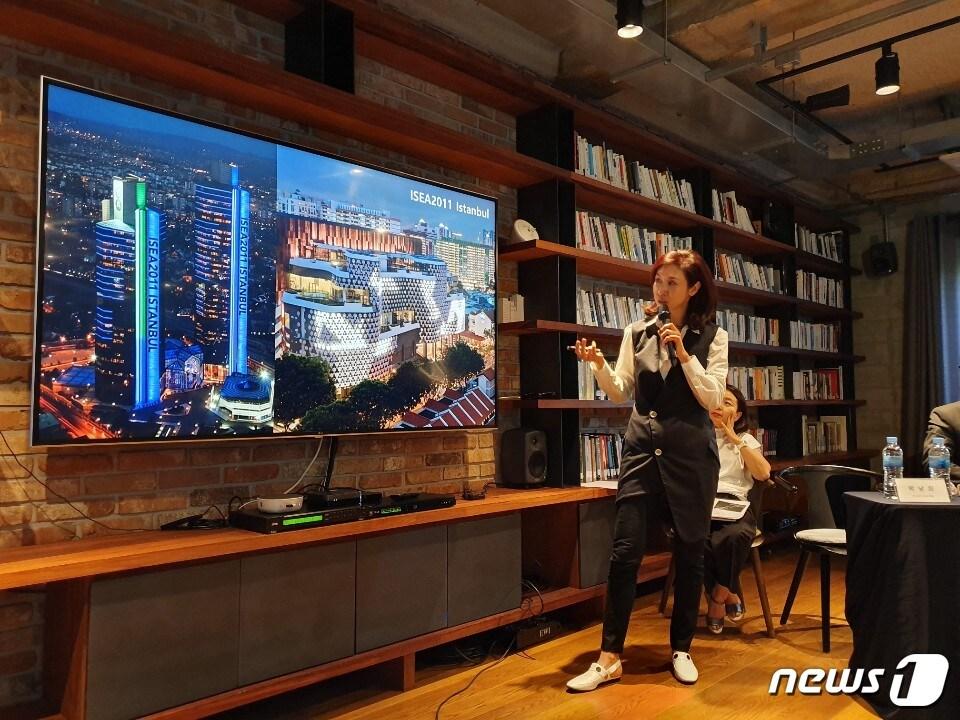 본문 이미지 - ISEA2019 총감독인 노소영 아트센터 나비 관장이 5일 서울 중구 아트센터나비 타작마당에서 열린 ISEA2019 간담회에서 행사에 대해 설명하고 있다.ⓒ 뉴스1 장은지 기자