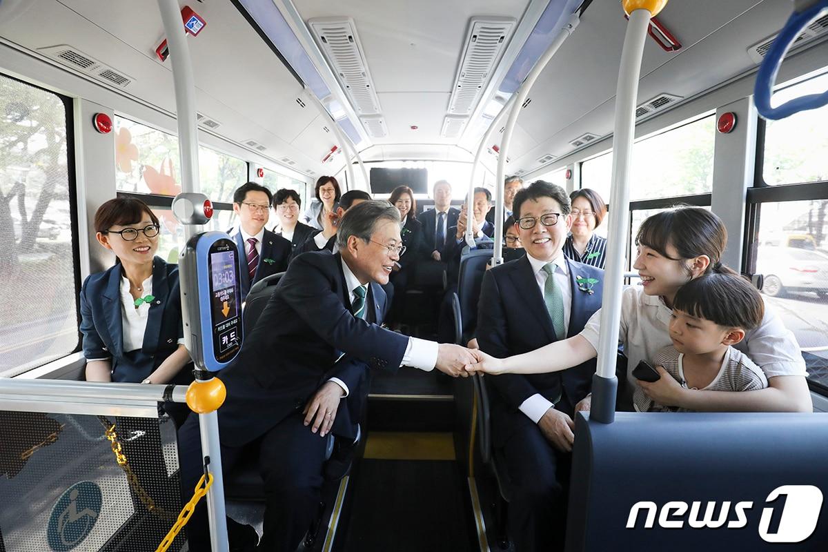 본문 이미지 - 문재인 대통령이 5일 오후 경남 창원 컨벤션센터에서 환경의날 기념식을 마친 후 수소 버스를 타고 도심형 수소 충전소로 이동하고 있다. (청와대 제공) 2019.6.5/뉴스1