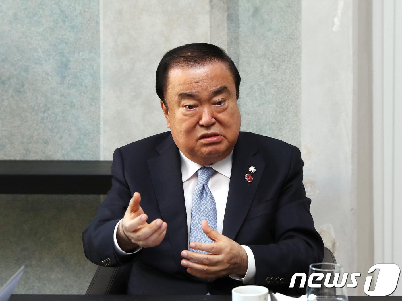 본문 이미지 - 문희상 국회의장이 지난 3일(현지시간)  오후 8박 10일 간의 러시아 및 발트3국 공식 방문 일정의 마지막 국가인 리투아니아 빌뉴스에 있는  숙소에서 동행취재단과 인터뷰를 하고 있다.<국회의장실 제공>ⓒ 뉴스1