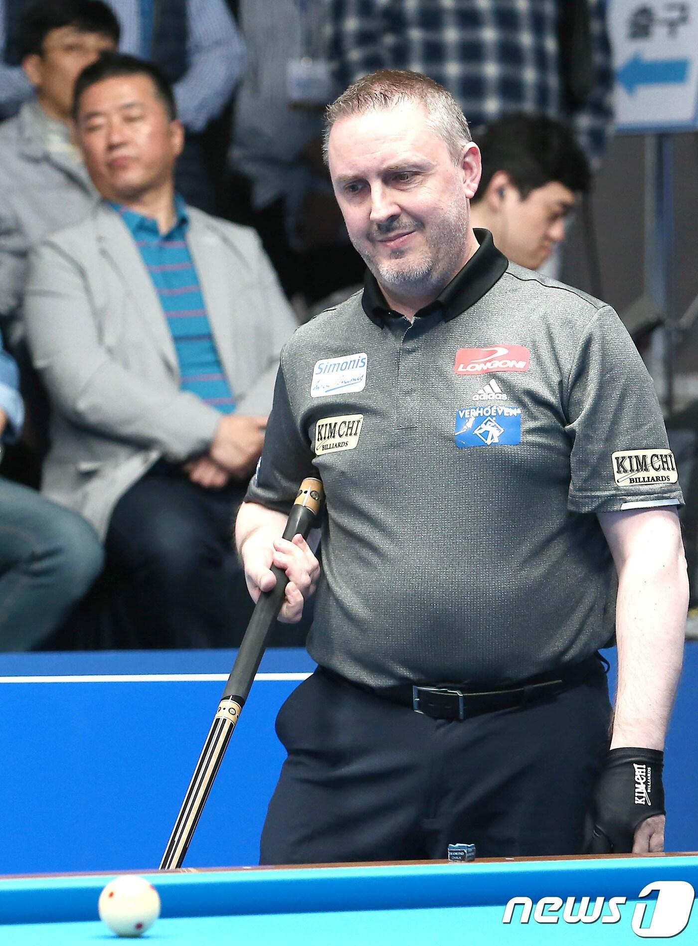 본문 이미지 - 강력한 우승후보 프레데릭 쿠드롱(벨기에)가 5일 밤 경기도 고양 엠블호텔 특설경기장에서 열린 프로당구(PBA) 투어 개막전 파나소닉오픈 16강에서 오성욱에게 세트 스코어 1-3으로 패해 탈락했다. (PBA투어 제공) ⓒ 뉴스1