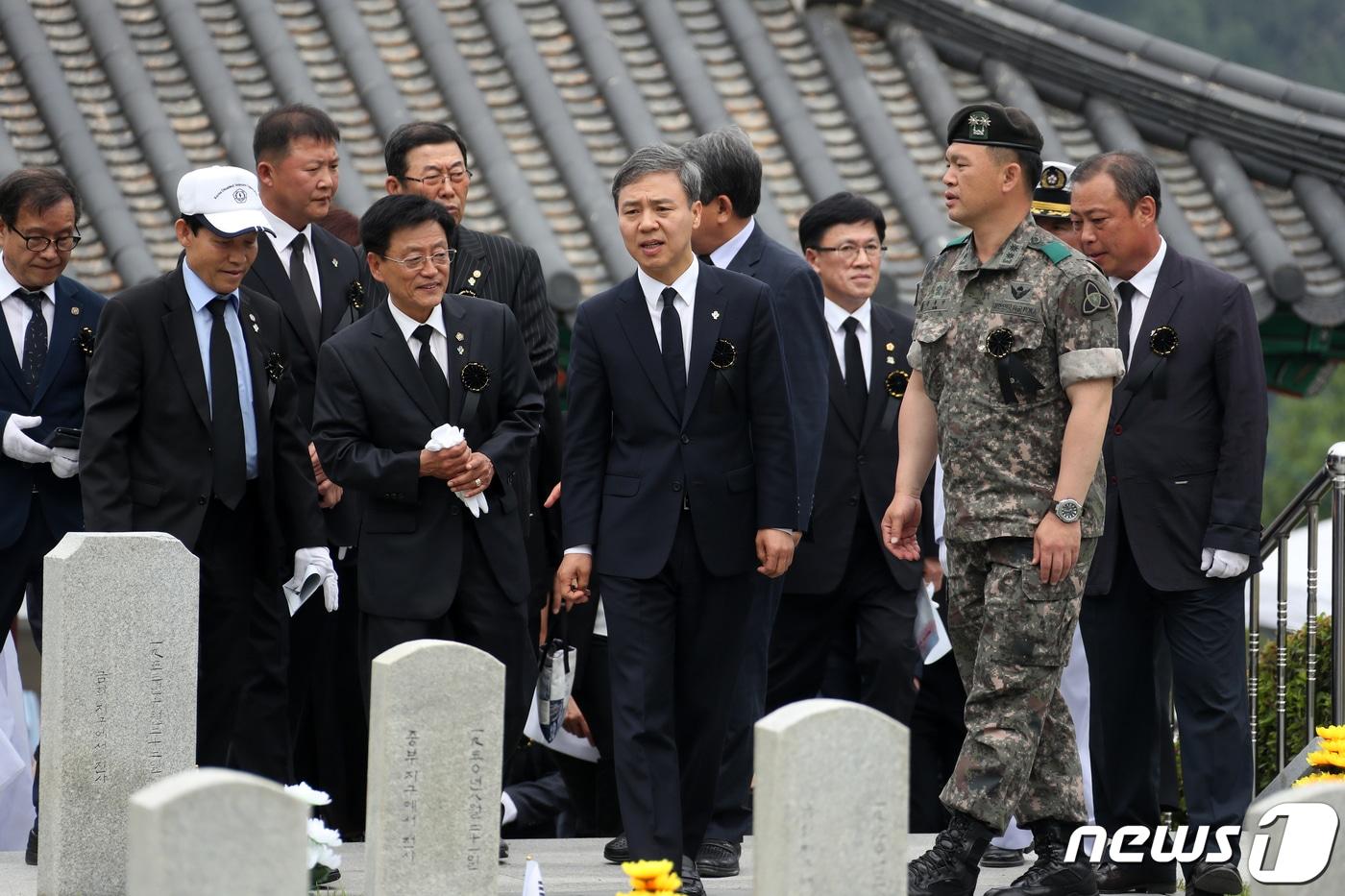 본문 이미지 - 김승수 전주시장이 6일 전북 전주시 낙수정군경묘지에서 현충일을 맞아 참배를 하고 있다.(전주시 제공)2019.6.6/뉴스1 ⓒ News1 문요한 기자