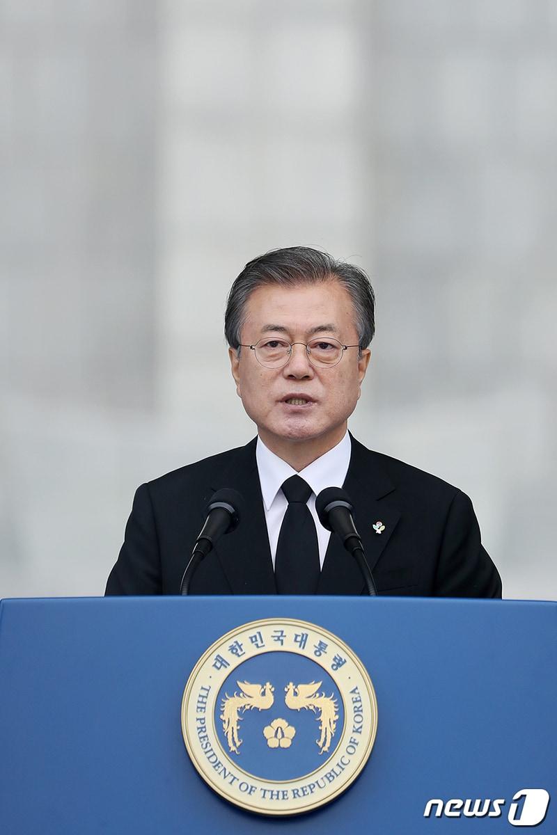 본문 이미지 - 문재인 대통령이 지난 2019년 6월6일 오전 서울 동작구 국립현충원에서 열린 제64회 현충일 추념식에서 추념사를 하고 있다. (청와대 제공) 2019.6.6/뉴스1