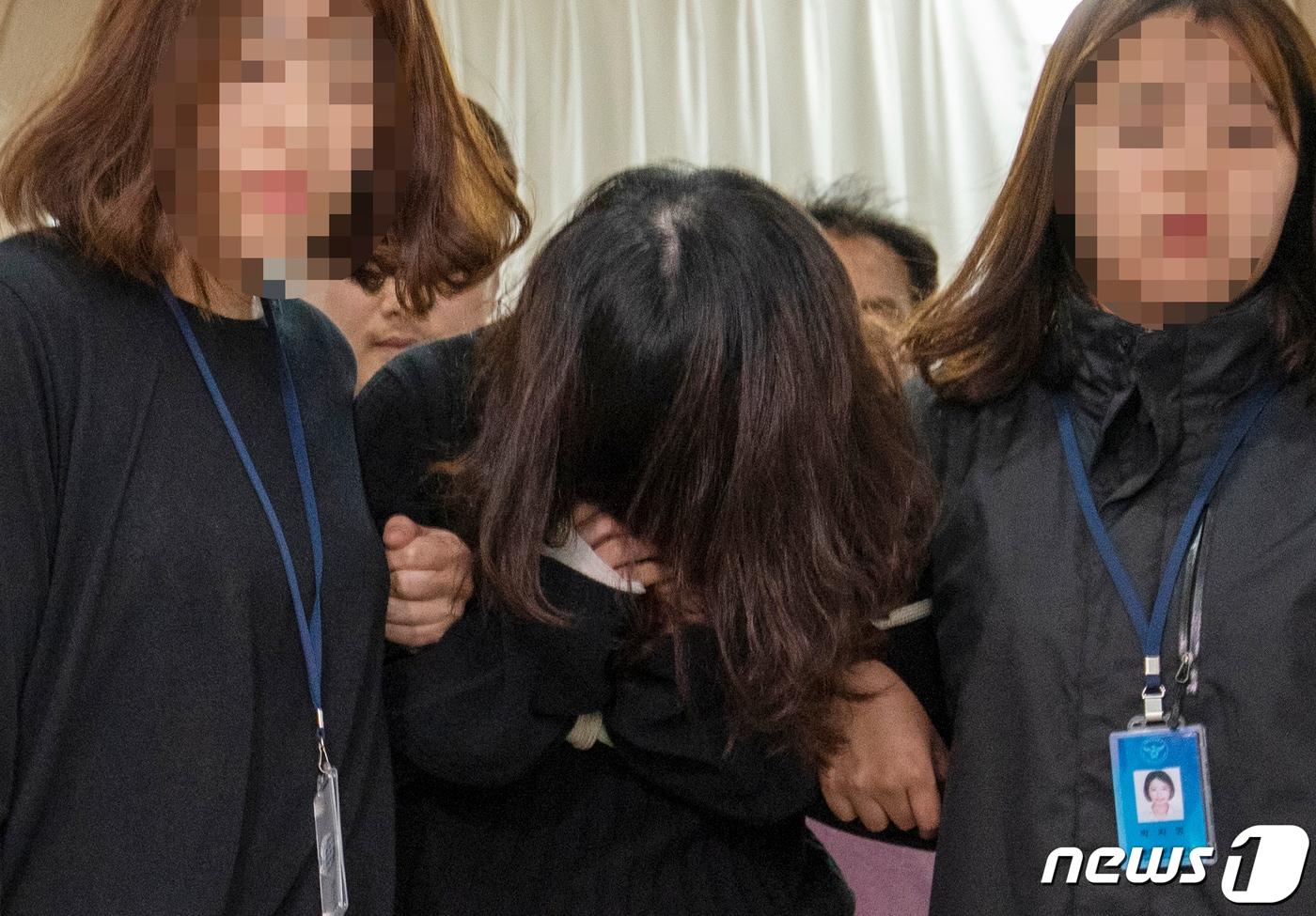 본문 이미지 - 전 남편을 살해하고 사체를 유기한 혐의 등으로 구속돼 신상정보 공개가 결정된 고유정(36)이 얼굴을 가린 채 6일 제주시 제주동부경찰서 조사실에서 유치장으로 향하고 있다. 경찰은 지난 5일 신상공개위원회 회의를 열어 범죄수법이 잔인하고 결과가 중대하고 국민의 알권리 존중 및 강력범죄예방 차원에서 고씨에 대한 얼굴과 이름 등 신상을 공개하기로 결정했다.2019.6.6/뉴스1 ⓒ News1 이석형 기자