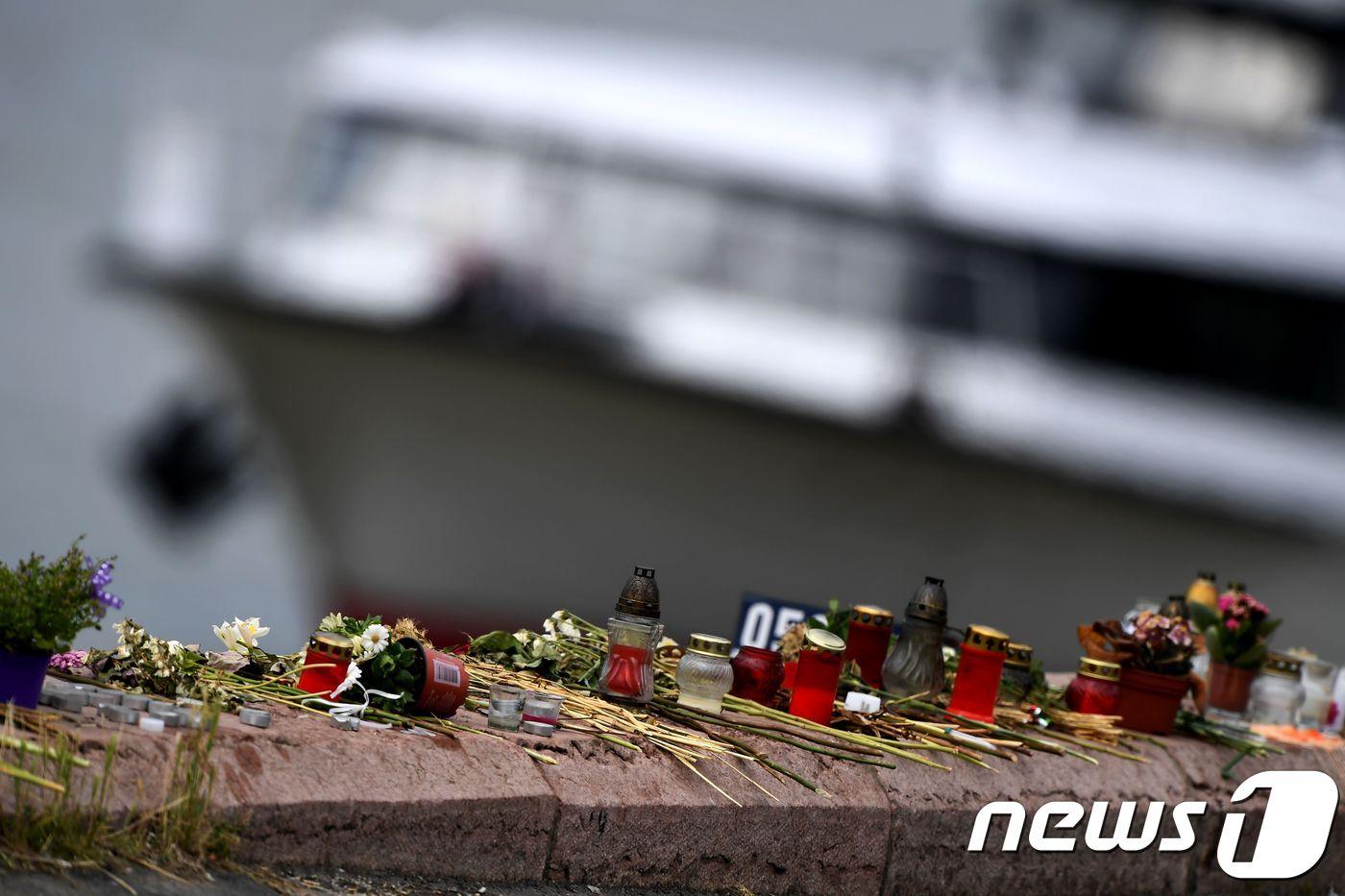 6일 (현지시간) 헝가리 부다페스트 다뉴브강변에 침몰한 유람선의 희생자를 애도하는 꽃과 초가 놓여 있다. ⓒ AFP=뉴스1 ⓒ News1 우동명 기자