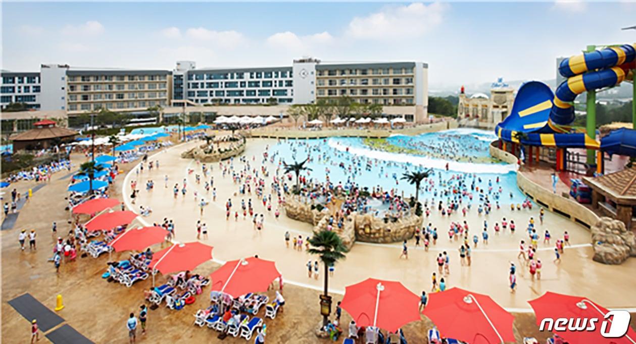 본문 이미지 - 6일 때이른 무더위가 극성을 부리자 경북 도내 최대 물놀이 시설인 경주시 블루원 리조트가 조기 개장했다.(블루원리조트 워터파크)ⓒ 뉴스1