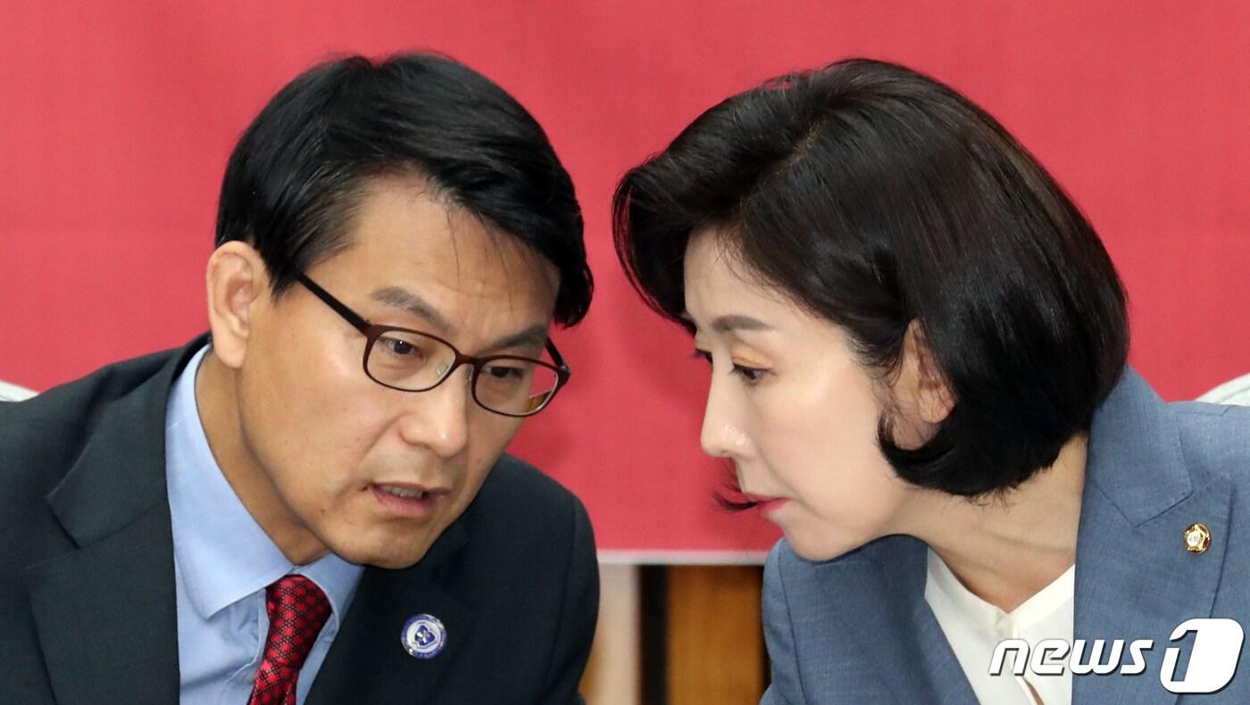 나경원 국민의힘 당선인(오른쪽)과 윤상현 의원. ⓒ News1 DB