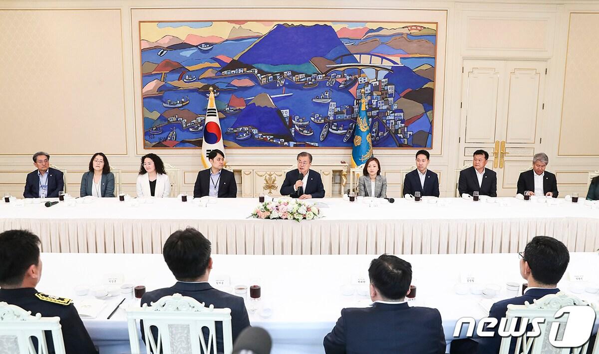 본문 이미지 - 문재인 대통령이 7일 청와대에서 열린 '국민께 힘이 되는 일 잘하는 공무원' 초청 오찬에서 인사말하고 있다. (청와대 제공) 2019.6.7/뉴스1