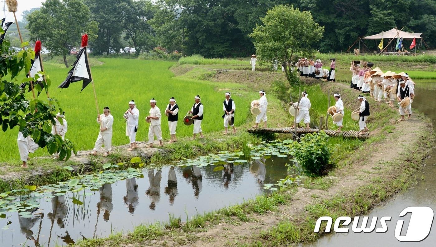 본문 이미지 - 지난해 열린 들노래 축제에서 선보인 시연행사.(증평군청 제공)ⓒ 뉴스1