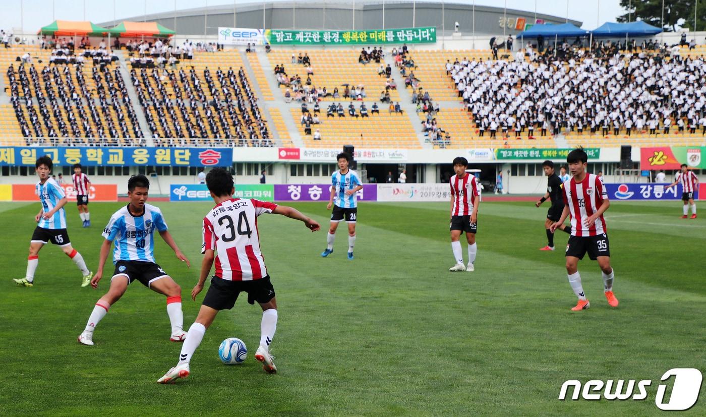 본문 이미지 - 강릉제일고와 강릉중앙고의 축구정기전. 두 학교 간 대결은 강릉단오제 기간 열려 '단오더비'로 불리기도 한다.(뉴스1 DB)