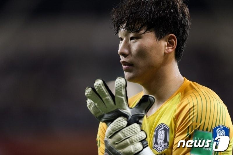 본문 이미지 - 9일 오전(한국시간) 폴란드의 비엘스코 비아와에서 열린 '2019 국제축구연맹(FIFA) U-20 월드컵' 8강전 대한민국과 세네갈의 경기에서 골키퍼 이광연이 승부차기를 준비하고 있다. 이날 경기는 승부차기 끝에 3대 2로 대한민국이 승리했다.(대한축구협회 제공) 2019.6.9/뉴스1