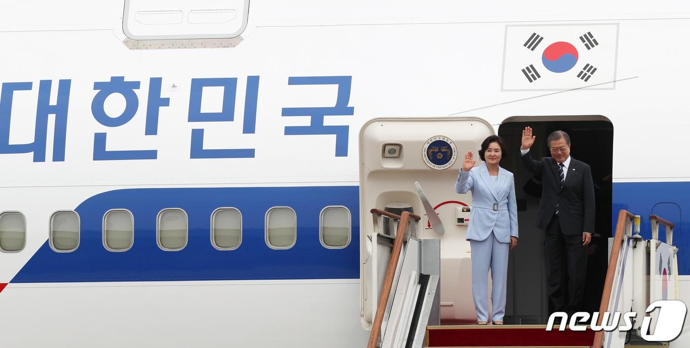 본문 이미지 - 문재인 대통령과 김정숙 여사가 북유럽 3개국 순방을 위해 9일 서울공항을 통해 출국하며 손을 흔들고 있다. 문 대통령은 이날부터 16일까지 6박8일간 핀란드·노르웨이·스웨덴 3개국을 국빈 방문한다. 2019.6.9/뉴스1 ⓒ News1 민경석 기자