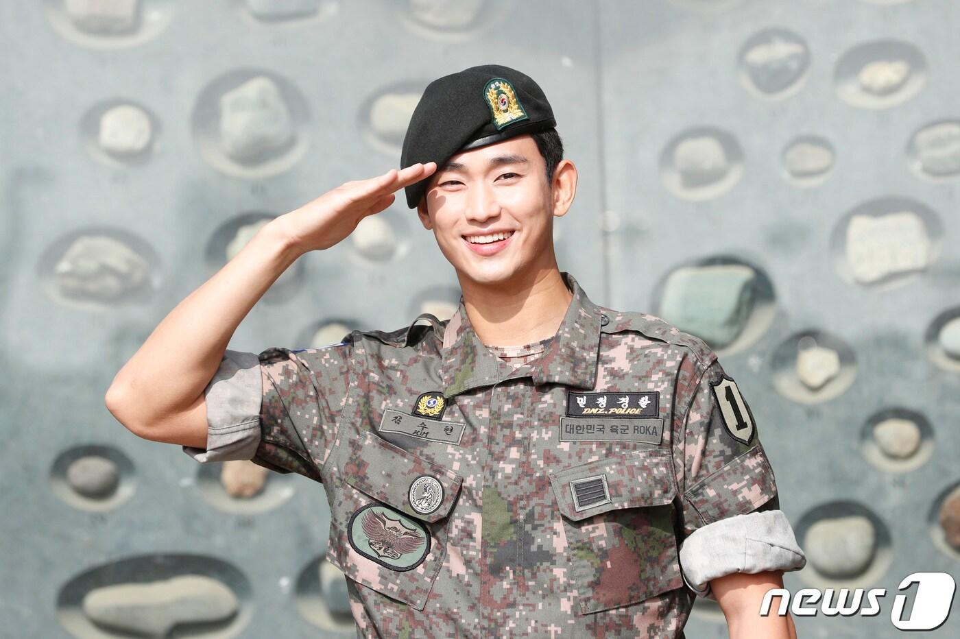 배우 김수현이 1일 오전 경기도 파주시 임진각 평화의 종 앞에서 군 복무를 마치고 전역인사를 하고 있다. 지난 2017년 10월 입대한 김수현은 어린 시절 앓아온 심장 질환으로 첫 징병검사 당시 4급 공익근무요원 판정을 받았지만 꾸준한 건강관리로 현역으로 입대해 최전방 부대인 1사단 수색대대에서 군 복무를 했다. 특히 김수현은 부대 내 TOP팀 및 특급전사로 선정돼 모범적인 군 생활로 군복무를 마쳤다. 2019.7.1/뉴스1 ⓒ News1 권현진 기자