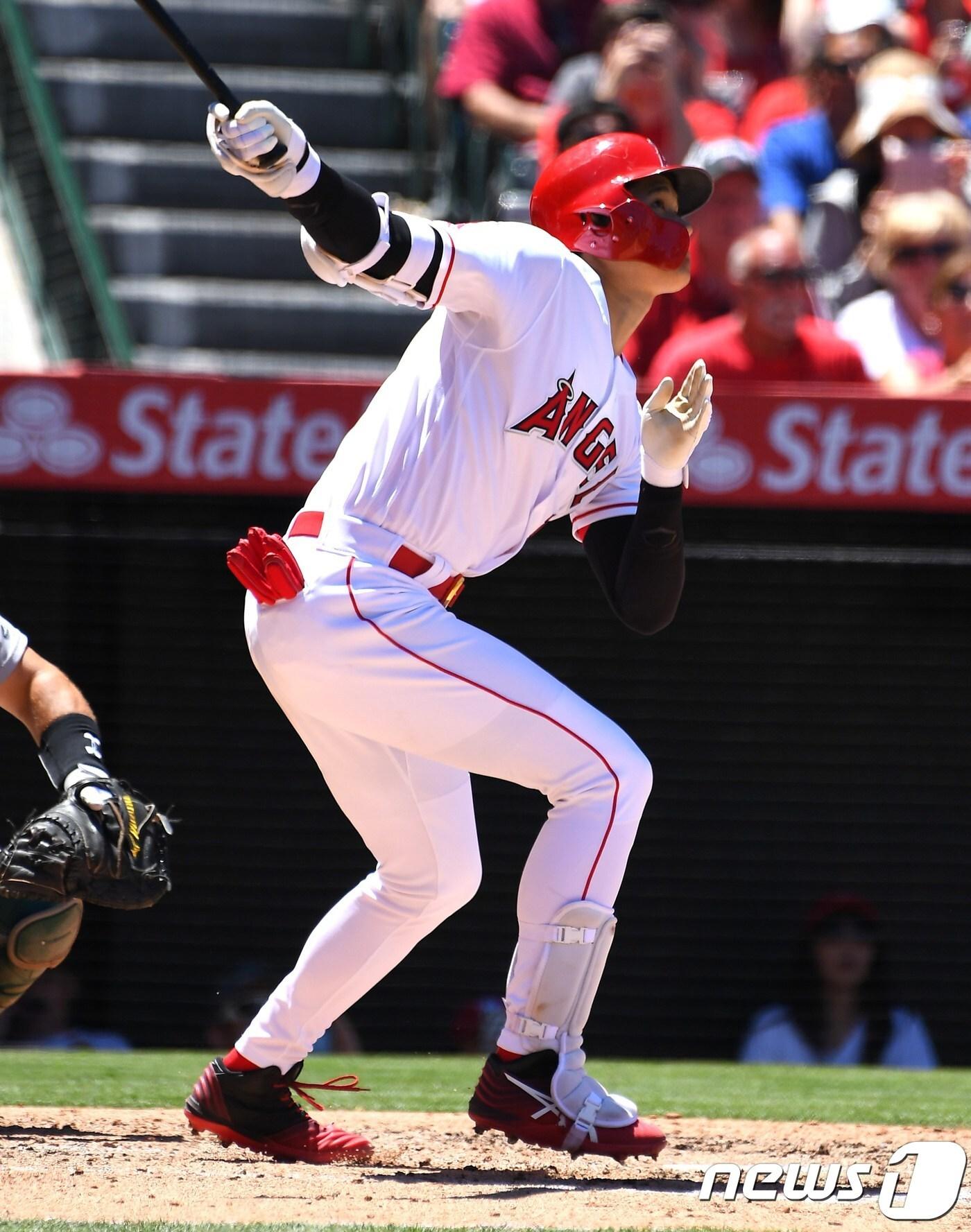 본문 이미지 - 오타니 쇼헤이(25·LA 에인절스)가 1일(한국시간) 미국 캘리포니아주 애너하임 에인절스타디움에서 열린 2019 메이저리그 오클랜드 어슬레틱스와 홈 경기에 3번 지명자타로 선발 출전해 올 시즌 첫 멀티홈런을 기록했다.ⓒ AFP=뉴스1