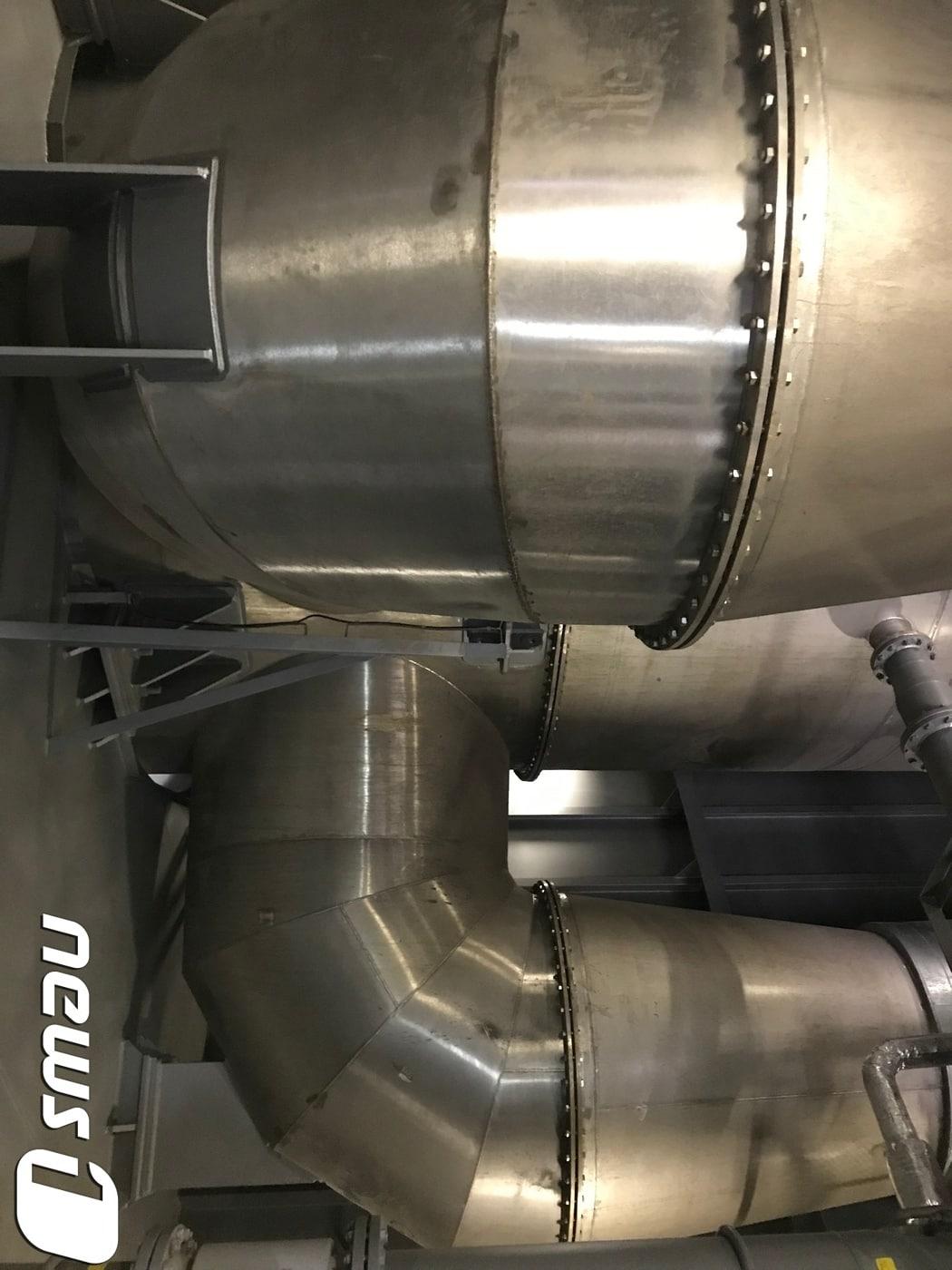 본문 이미지 - 1만1000TEU급 컨테이너선 HMM 프로미스호에 설치된 '스크러버'. ⓒ 뉴스1 조재현 기자.