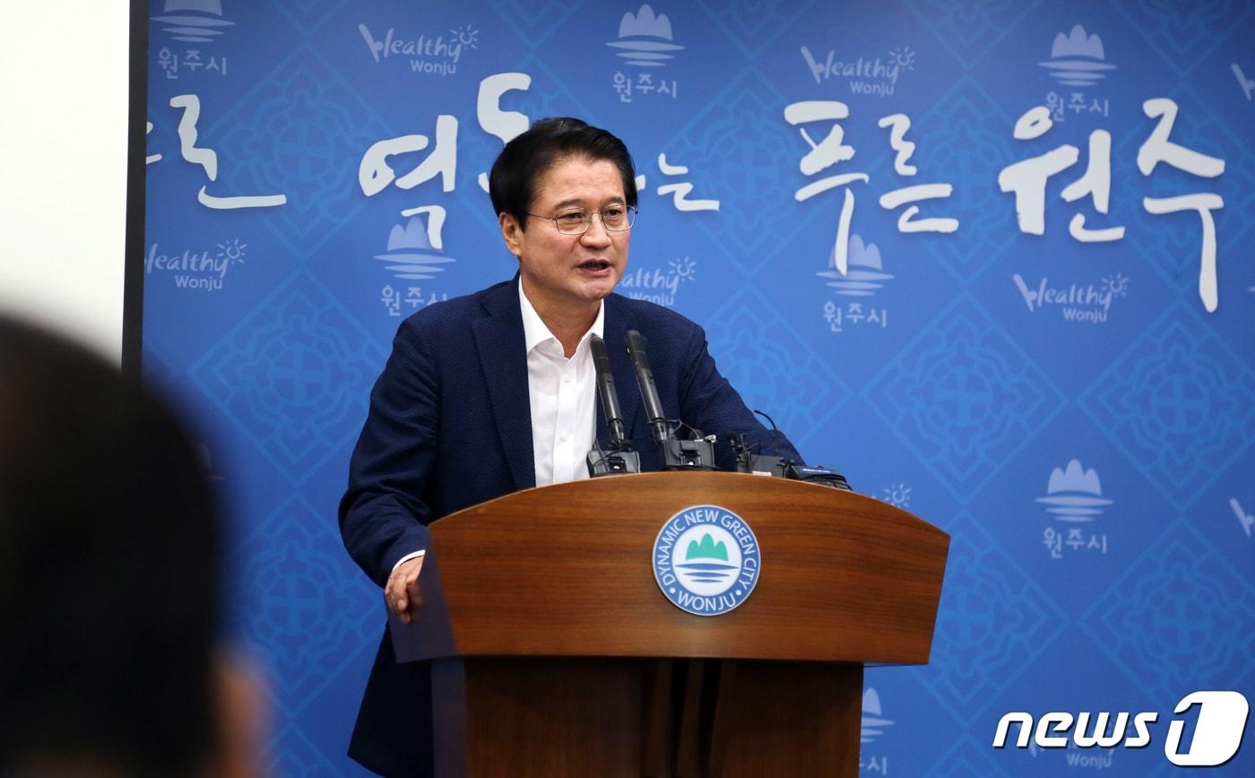 본문 이미지 - 원창묵 원주시장이 민선7기 1주년을 맞은 지난 7월1일 시청 브리핑룸에서 원주화훼특화관광단지 등 주요 역점사업을 원활하게 추진해[ 나가겠다고 밝히고 있다./뉴스1 ⓒ News1권혜민 기자
