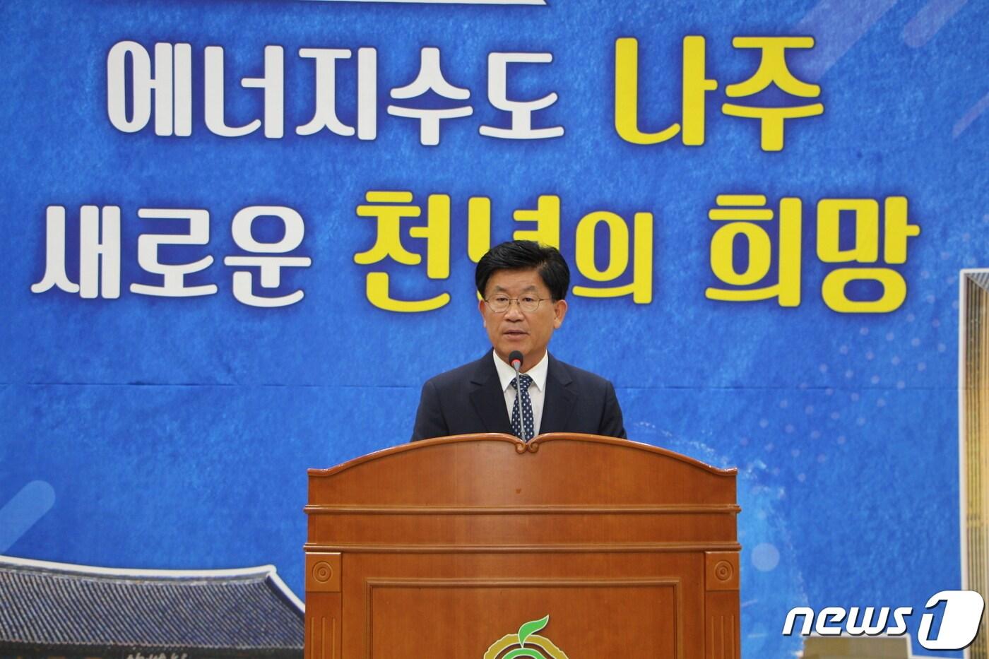 본문 이미지 - 강인규 전남 나주시장은 코로나19 예방을 위해 취임 2주년 공식 기념행사를 축소하고 시민과의 소통을 위한 민생 현장 곳곳을 방문하는 것으로 민선 7기 후반기 업무를 시작했다. /ⓒ News1