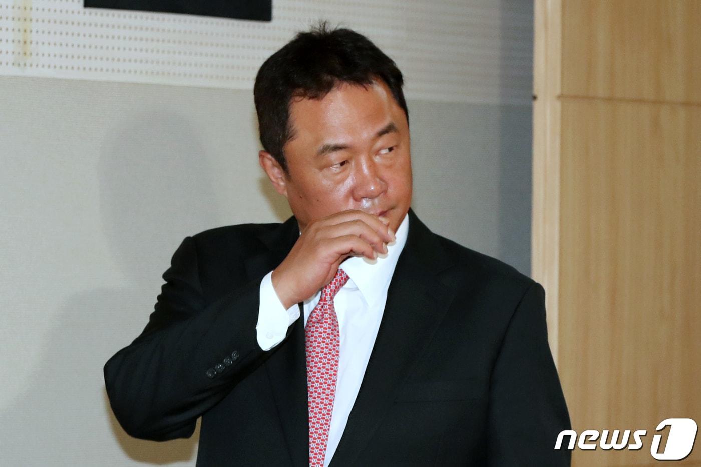 본문 이미지 - 전창진 KCC 기술고문이 1일 오후 서울 강남구 KBL센터에서 재정위의 '무기한 등록 자격 불허' 철회에 따른 입장을 밝히기 위해 기자회견장으로 들어서고 있다. 2019.7.1/뉴스1 ⓒ News1 민경석 기자