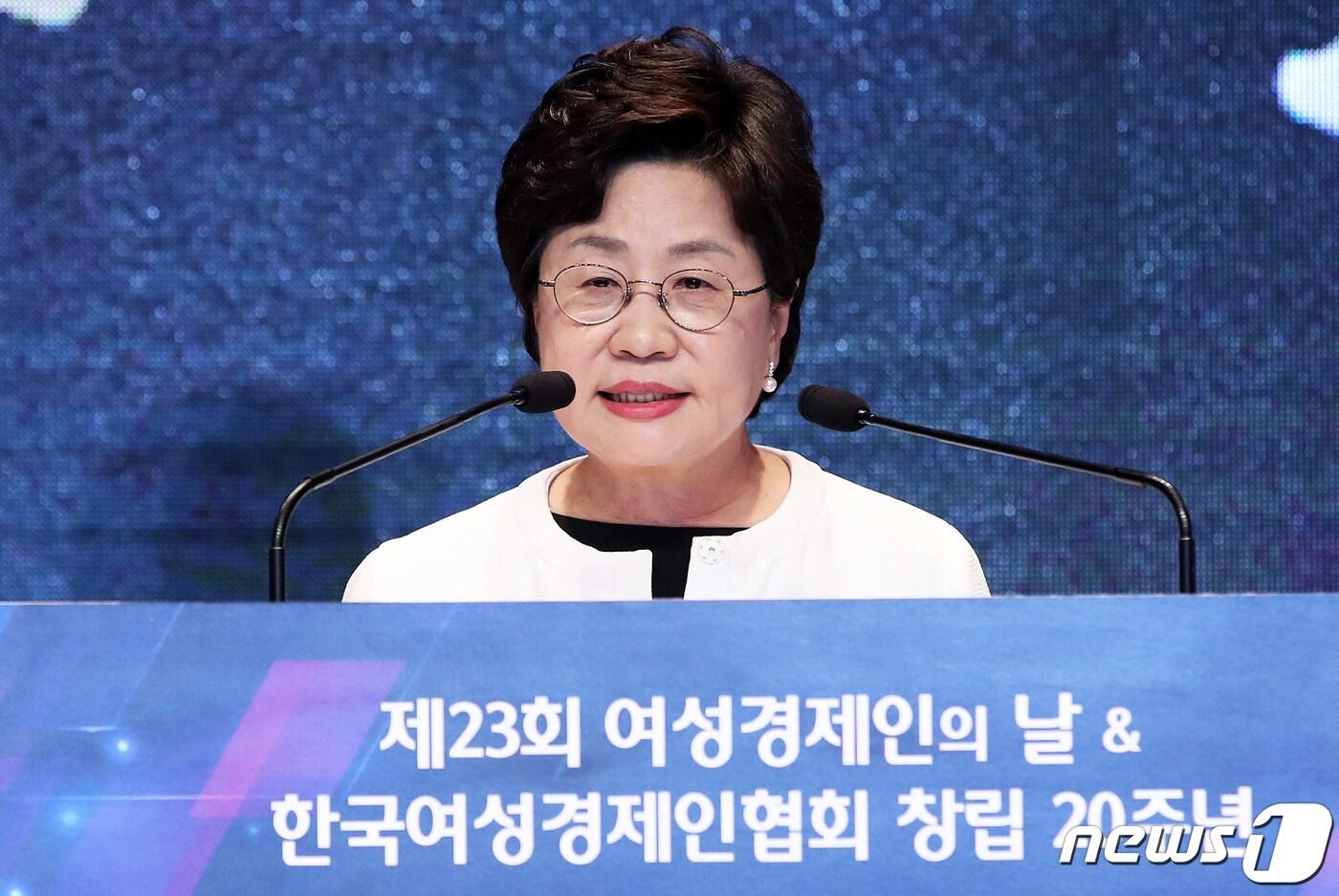 본문 이미지 - 10일 오전 서울 여의도 중소기업중앙회에서 열린 제23회 여성 경제인의 날 기념식에서 정윤숙 여성경제인협회장이 환영사를 하고 있다.  2019.7.10/뉴스1 ⓒ News1 오대일 기자
