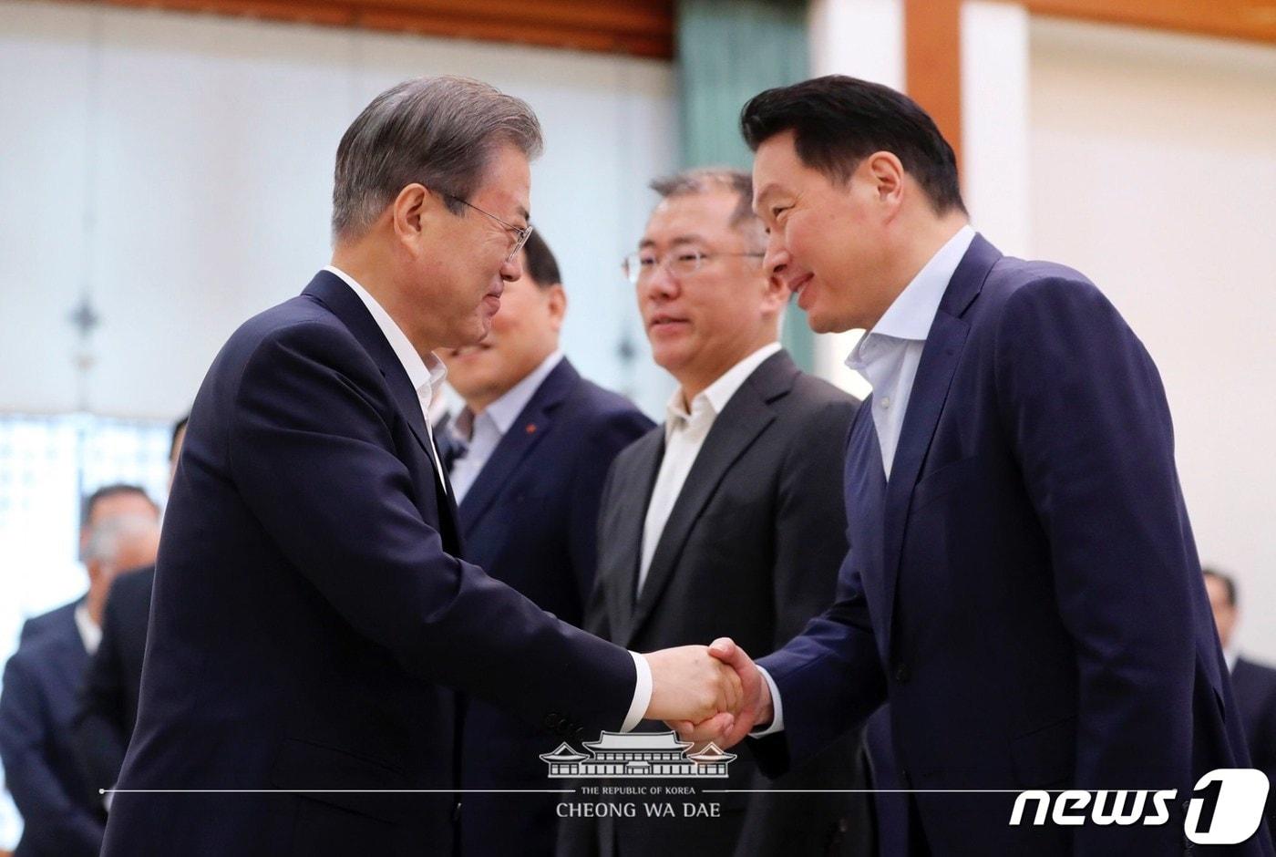 본문 이미지 - 문재인 대통령이 2019년 7월 10일 청와대 충무실에서 열린 '경제계 주요인사 초청 간담회'에서 최태원 SK 회장과 악수하고 있다. (청와대 페이스북) 2019.7.10/뉴스1