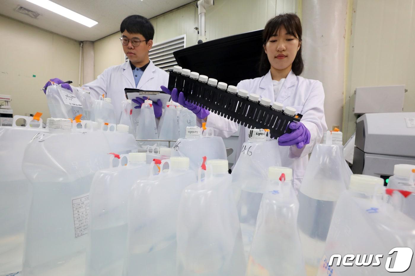 경기도보건환경연구원에서 관계자들이 지하수를 사용하는 도내 소규모 수도시설에서 채수한 시료를 대상으로 자연방사성물질 검사를 하고 있다. (사진은 기사 내용과 무관함) / 뉴스1 ⓒ News1