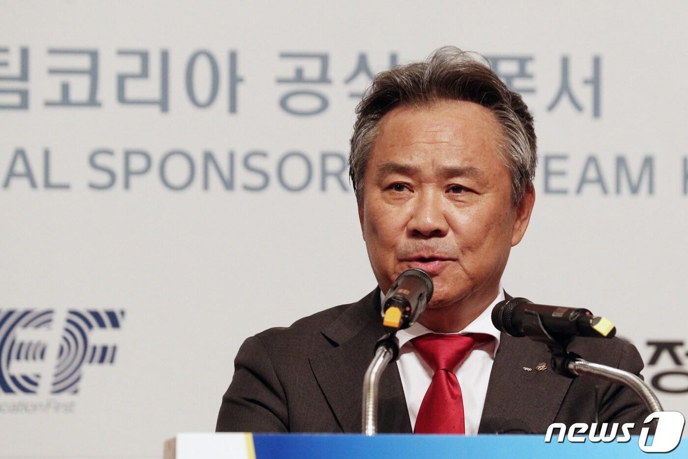 이기흥 대한체육회 회장이 11일 오후 서울 중구 롯데호텔에서 열린 '대한체육회 창립 99주년 기념식·이기흥 회장 국제올림픽위원회(IOC)위원 선출 축하행사'에서 기념사를 하고 있다. 이 회장은 한국인으로는 11번째 IOC 위원으로 선출됐다. 2019.7.11/뉴스1 ⓒ News1 황기선 기자