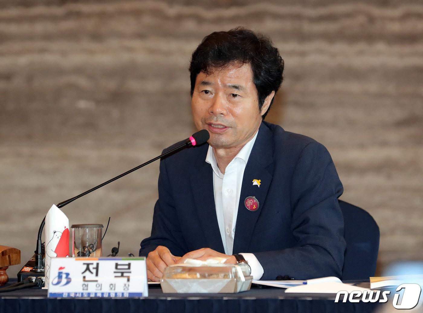 본문 이미지 - 김승환 전국시도교육감협의회장(전북교육감)이 11일 오후 인천 송도 오크우드 호텔에서 열린 전국 시·도 교육감 평화·통일교육 실천 선언대회에서 모두발언을 하고 있다. 2019.7.11/뉴스1 ⓒ News1 이재명 기자
