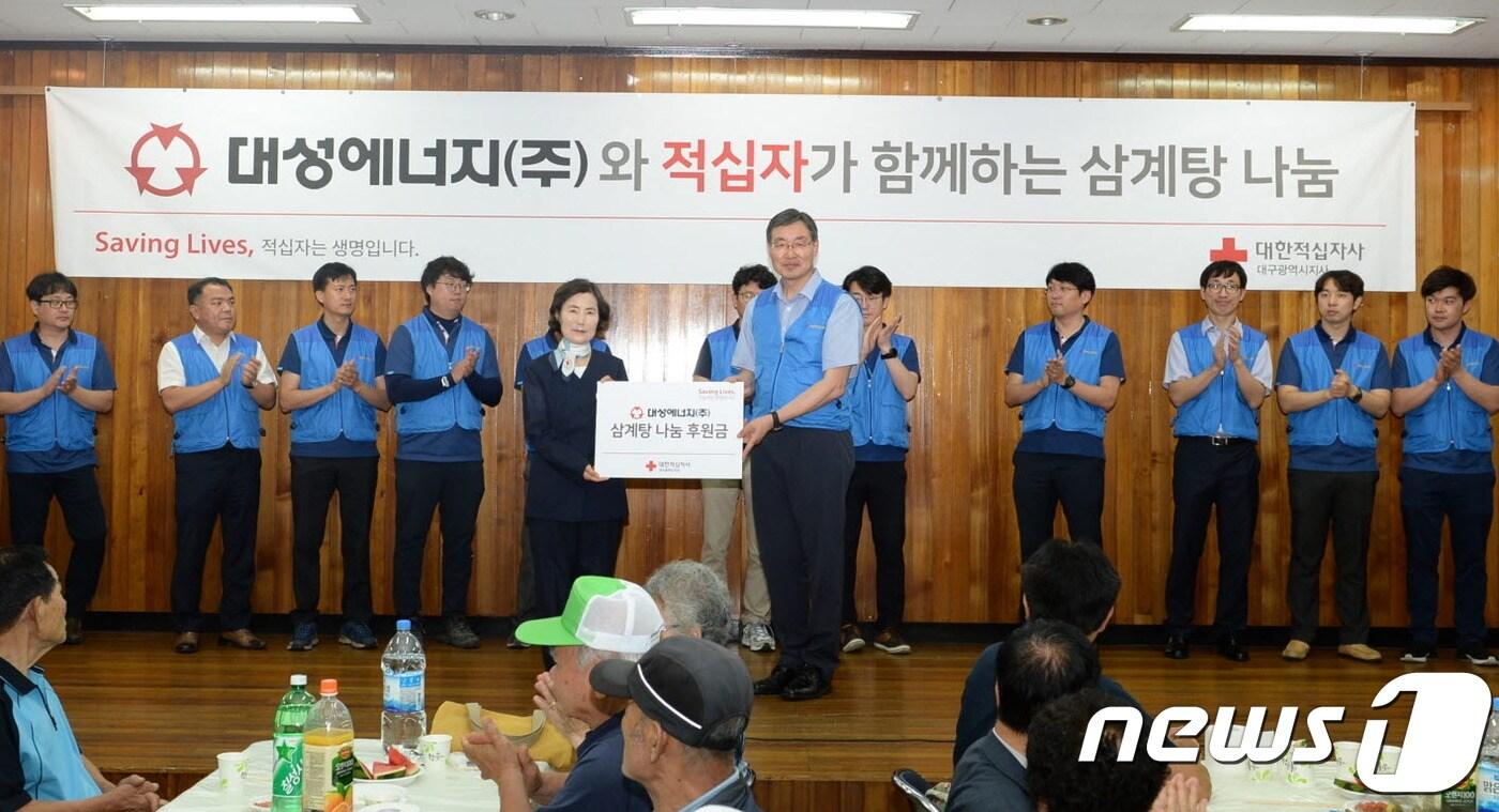 본문 이미지 - 대성에너지는 11일 초복을 맞아 대한적십자사 대구지사 별관에서 '삼계탕 나눔 봉사활동'을 펼쳤다.(대성에너지 제공) 2019.7.11/뉴스1ⓒNews1 남승렬 기자