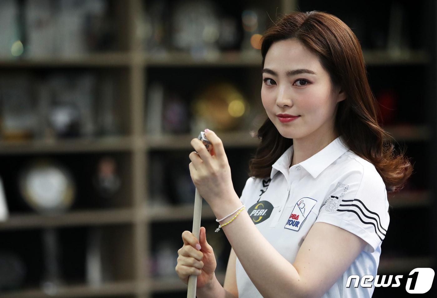본문 이미지 - 5년 만에 여자프로당구(LPBA) 3쿠션 선수로 복귀하는 차유람(32)이 11일 경기도 일산의 개인 훈련장에서 열린 인터뷰에 앞서 포즈를 취하고 있다. 포켓볼 여신에서 3쿠션 선수로 변신한 차유람은 오는 22일부터 26일까지 롯데월드호텔(서울잠실)에서 열리는 '신한금융투자 LPBA 챔피언십'에 와일드카드 자격으로 출전한다. 2019.7.11/뉴스1 ⓒ News1 오대일 기자