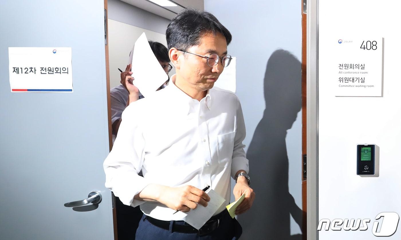 본문 이미지 - 박준식 최저임금위원회 위원장 11일 정부세종청사 고용노동부 전원회의장에서 열린 최저임금위원회 12차 전원회의에서 정회시간에 맞춰 회의장 밖으로 이동하고 있다. 2019.7.10/뉴스1 ⓒ News1 장수영 기자