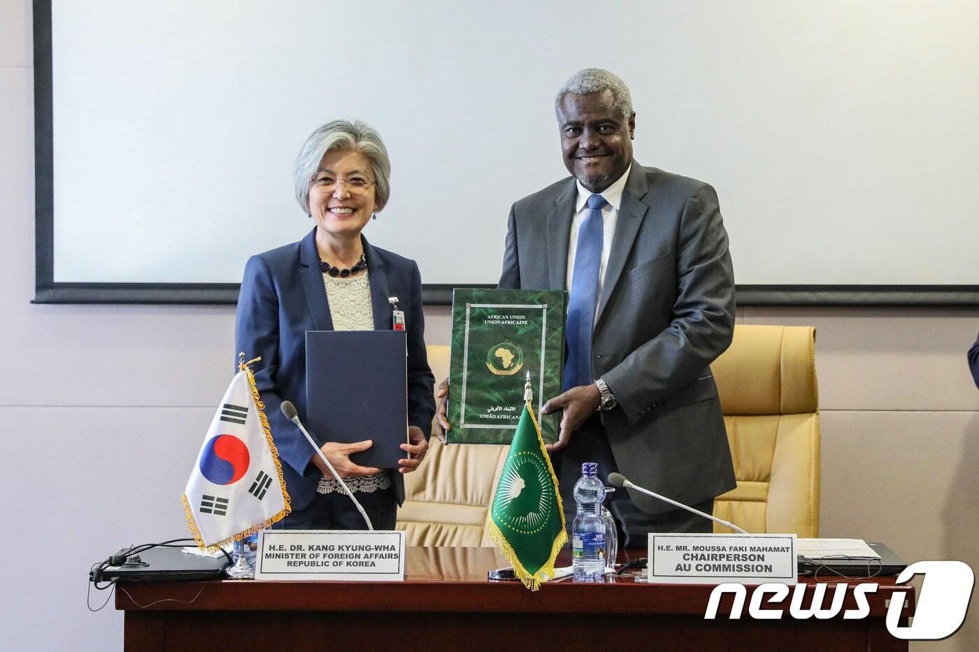 강경화 외교부 장관은 11일(현지시간) 에티오피아 아디스아바바 소재 아프리카 연합(AU) 본부를 방문, 무사 파키 마하맷 AU 집행위원장을 면담했다. ⓒ 외교부 제공=뉴스1