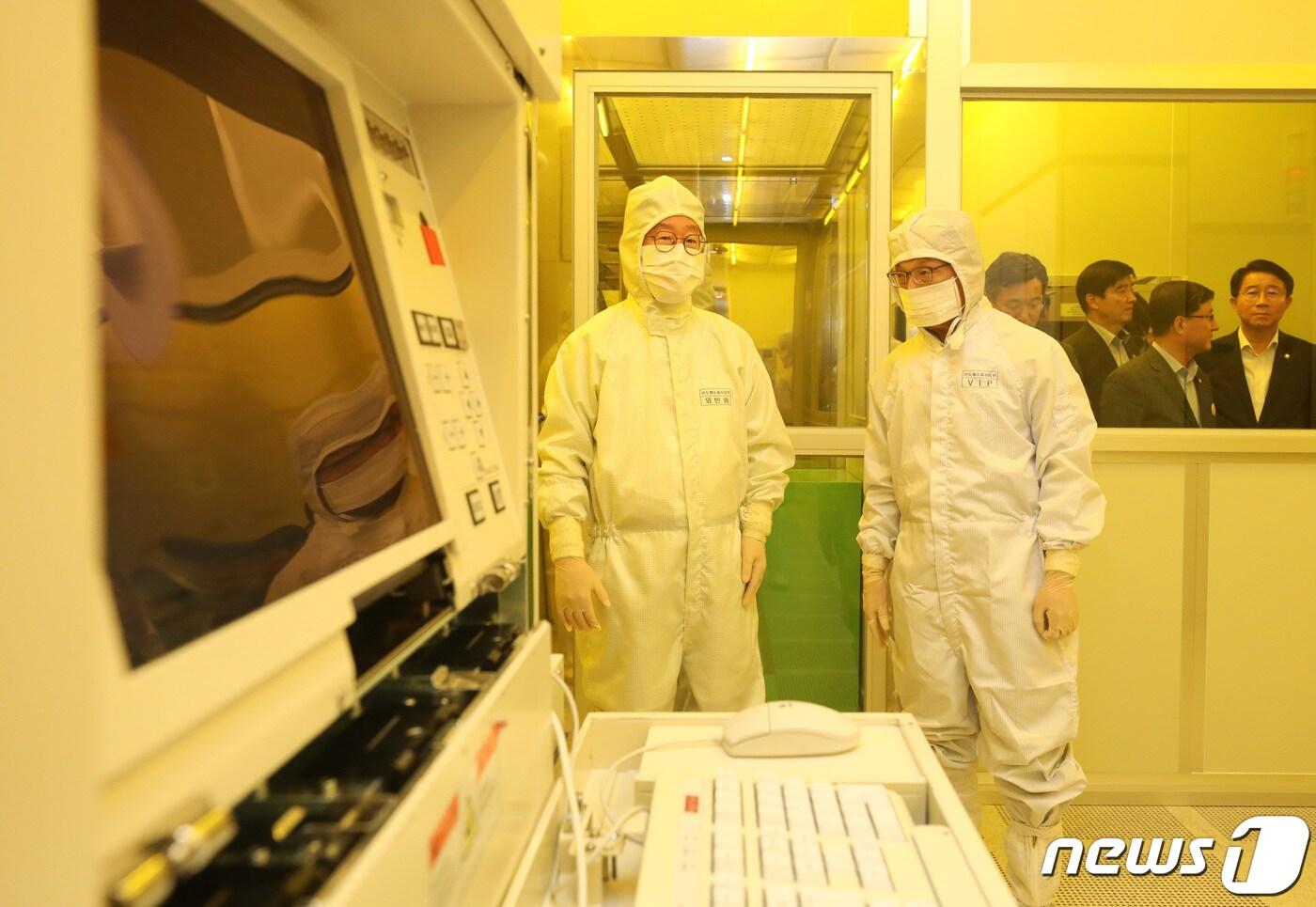 이재명 후보가 경기도지사 재직시절 경기도 화성시 동진쎄미켐에서 열린 대한민국 반도체산업 글로벌 경쟁력 강화를 위한 더불어민주당 현장최고위원회의에 참석해 반도체소재 평가 시설을 살펴보고 있다. 2019.7.12/뉴스1 ⓒ News1 조태형 기자